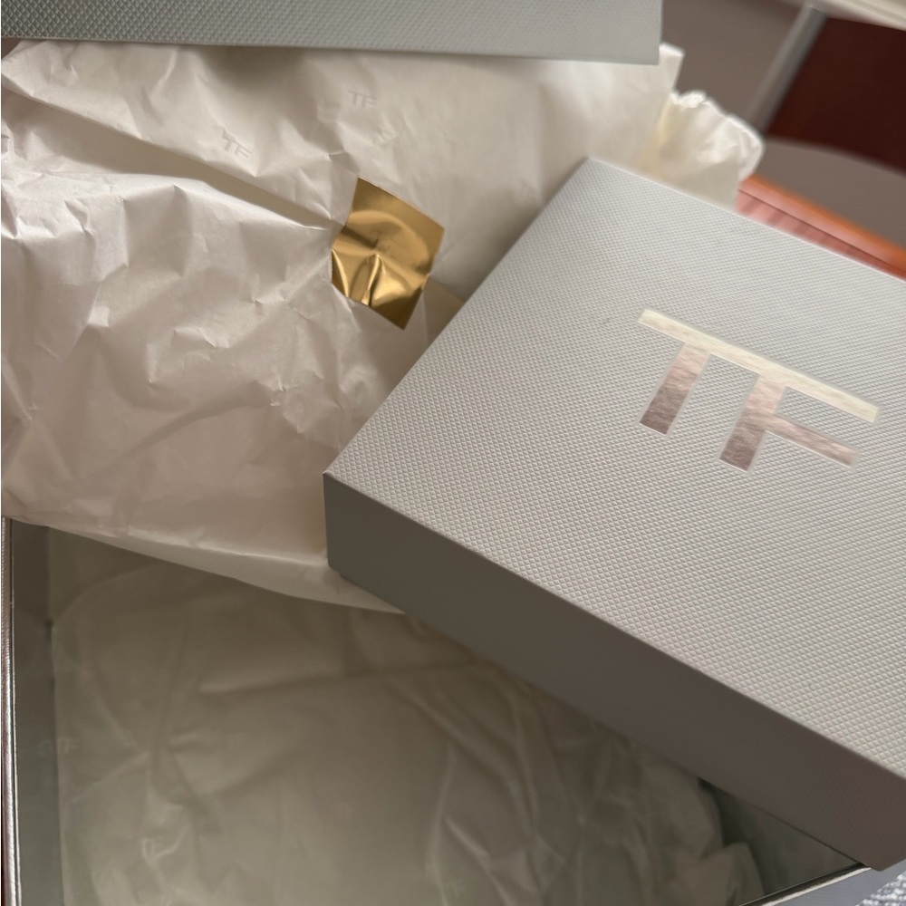 Tom Ford Lipstick and Eyeshadow Set - Deep Red and Warm Brown - Picture 3 of 16